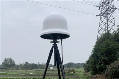 Použitie a vlastnosti 360 stupňového satelitného navigačného klamného UAV